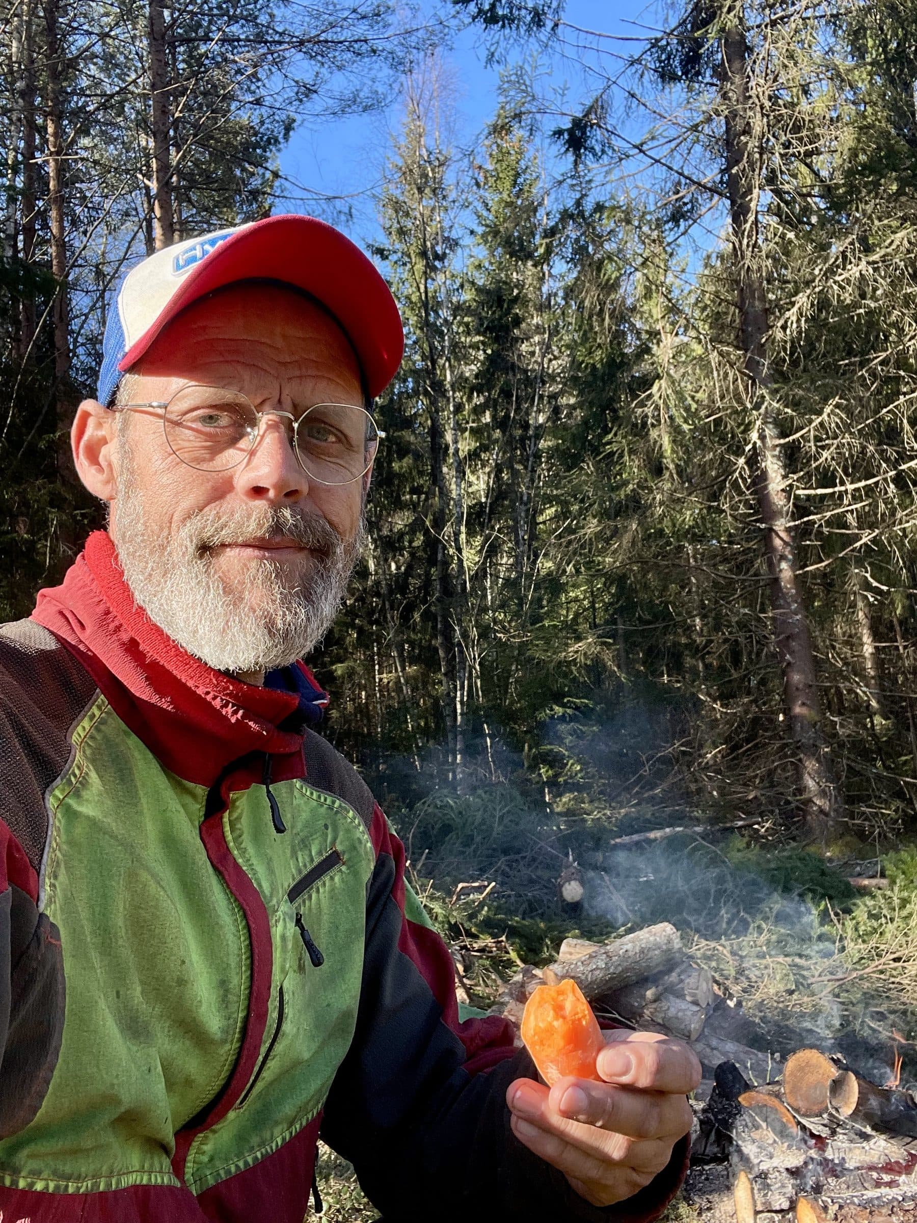 Ruben Vineshaugen ved bålet i skogen